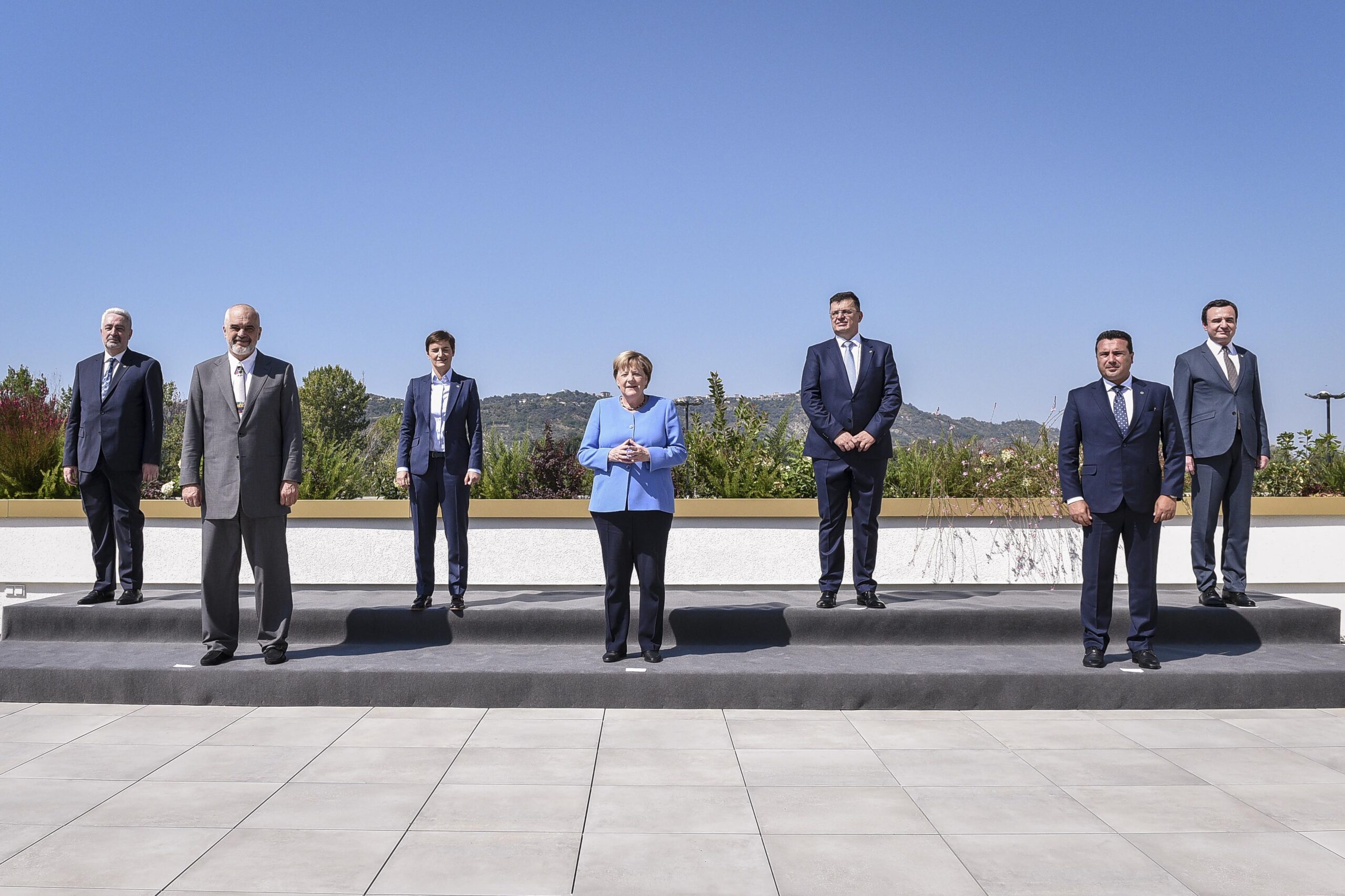 Премиерот Заев предводи владина делегација на работна средба со германската канцеларка Ангела Меркел во Тирана