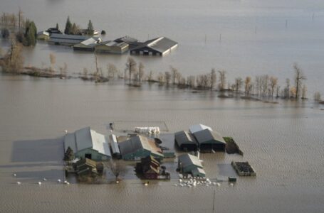 Помош за градови во Канада што се отсечени поради поплавите