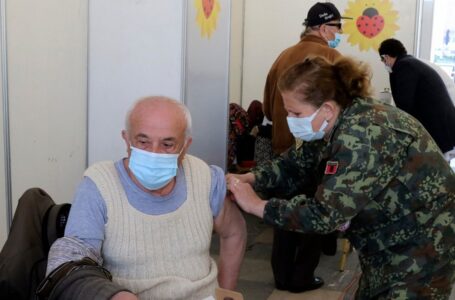 Во Албанија денеска почна аплицирање на трета доза вакцина против Ковид-19
