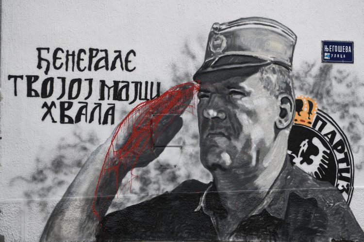 На муралот на Ратко Младиќ во Белград фрлена кофа со вар