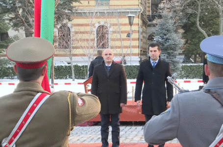 Ковачевски пристигна во Софија, заедно со владината делегација пречекан со највисоки државни почести