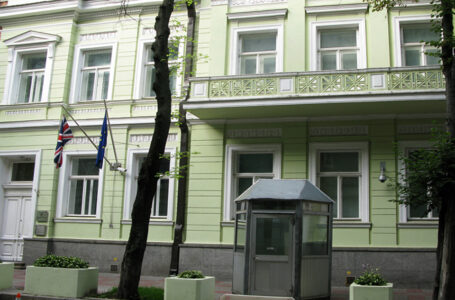 Велика Британија почна да го повлекува персоналот од амбасадата во Украина