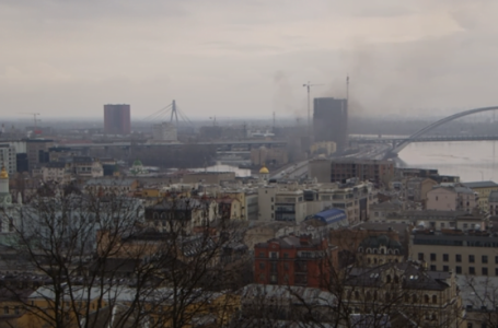 Пожар во непосредна близина на разузнавачкиот центар во Киев