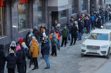 Русите во паника, долги колони пред банкоматите