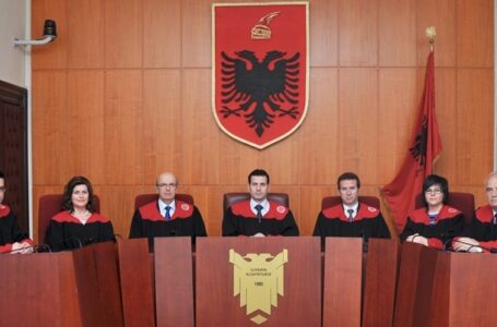Албанскиот Уставен суд пресече: Мета не го прекршил Уставот, останува претседател