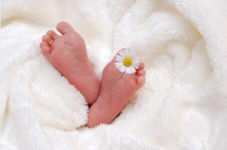 Неверојатен настан во Шпанија: Бебе се роди во недопрена амнионска кеса