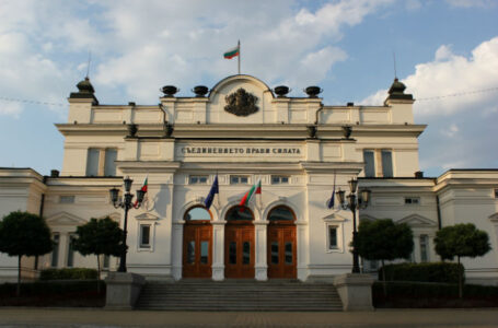 Бугарскиот Парламент на вонредна седница ќе решава за оставката на министерот за одбрана