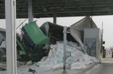 Камион удри во патарина која се гради на автопатот Штип-Миладиновци