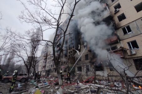 Најмалку едно лице загина, а три се повредени во пад на проектил во Киев