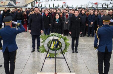 Државните раководители на Косово се поклонија во Меморијалниот комплекс „Адем Јашари“