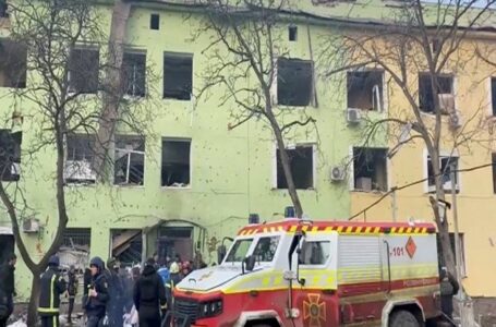 Три лица загинале, меѓу кои и едно дете откако Русите бомбардирале породилиште во Мариупол