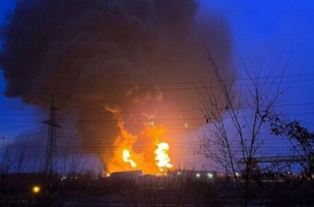 Гори складиште за нафта во рускиот град Белгород, Русите тврдат: Украинците не нападнаа со хеликоптери