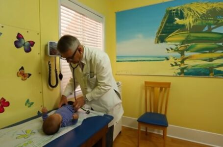 Смирете го расплаканото бебе за 3 секунди: Познат педијатар покажа техника поради која родителите му се заблагодаруваат!