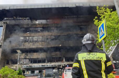 Гори деловен центар во Москва