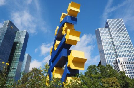 Понудена на оглас Статуата на еврото – симбол на Европската централна банка