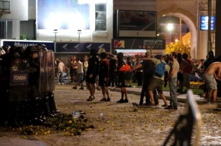 47 полицајци повредени во протестот и инцидентите синоќа пред Собранието