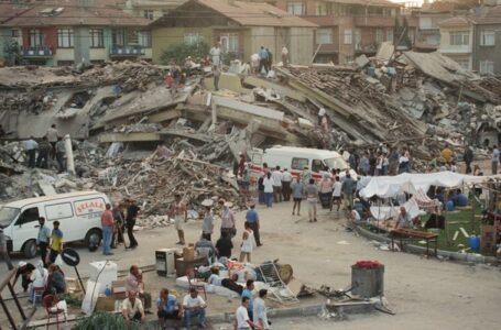 Во Турција се одбележува 23-годишнината од катастрофалниот земјотрес што го потресе регионот Мармара