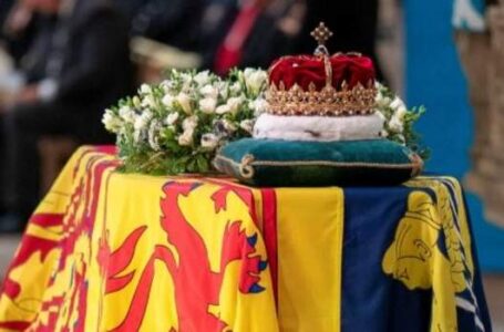 Лондон: Се формираат редици граѓани за да ѝ оддадат почит на кралицата Елизабета