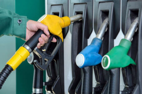 Паѓаат цените на горивата – од полноќ поевтинуваат дизелот и бензините