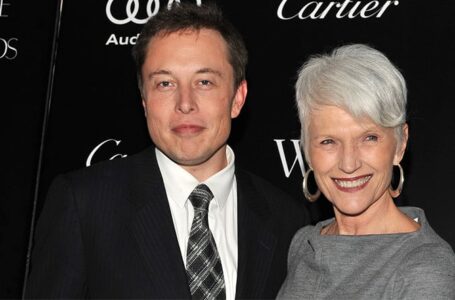 Мајката на Илон Маск ги замоли луѓето „да престанат да бидат злобни кон него“
