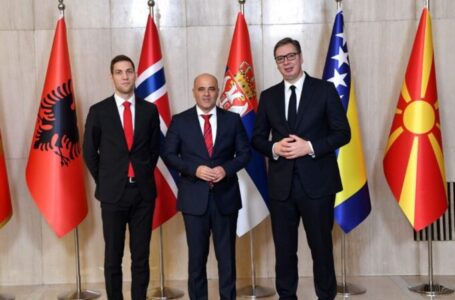 Премиерот Ковачевски пречекан од претседателот Вучиќ, започна Конференцијата за инвестиции во обновливи извори на енергија