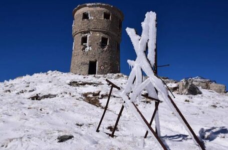 Демолирана внатрешноста на планинарската кула на Титов Врв