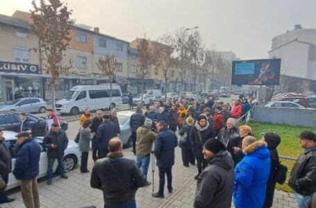 Протест пред тетовскиот суд за поддршка на лекарот Бобан Вучевски, обвинет за пожарот во модуларната болница
