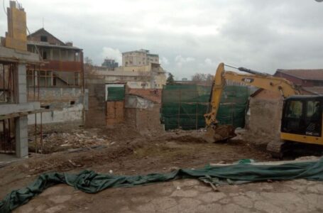 ВМРО-ДПМНЕ: Во Старата скопска чаршија урнат објектот „Шар“ кој беше споменик на културата под заштита
