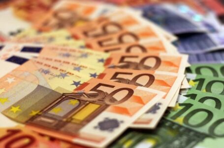 Вработените во државните институции во БиХ добија еднократна помош од по 250 евра поради поскапувањата