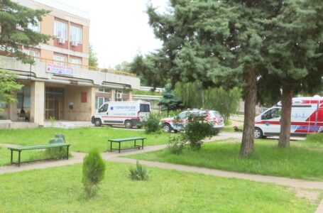 Возило на итна помош украдено од болницата во Кочани