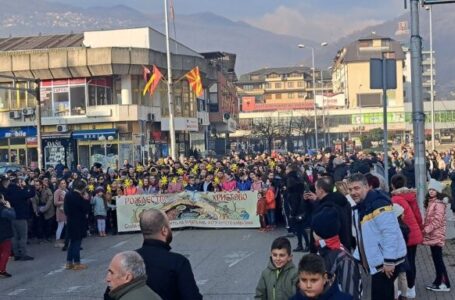 По пауза од две години, повеќе стотици деца учествувааа на возобновената Бадникарска литија во Тетово