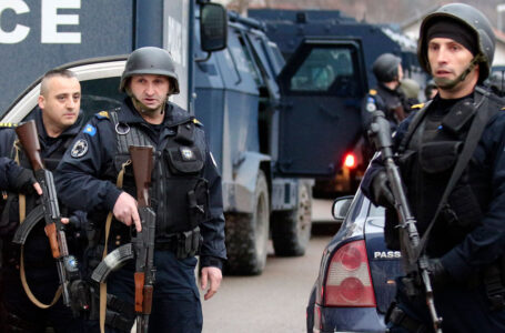 Косовската полиција вели дека нашла три лаборатории за дрога во северна Митровица, двајца Срби се уапсени