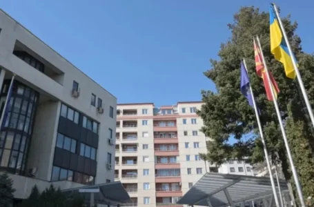 Во знак на солидарност со Украина украинското знаме поставено до македонското пред зградата на МВР