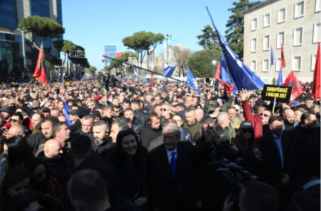 На протестот на опозицијата во Тирана побарано премиерот Еди Рама веднаш да си замине