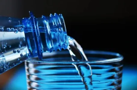 Дали водата има рок на траење и колку долго отвореното шише е безбедно за пиење?