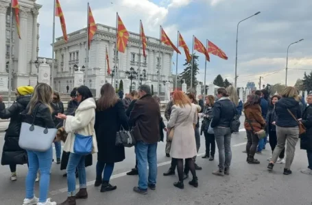 Протест на вработените од Министерството за култура, очекуваат на владината седница да се разгледа нивното барање