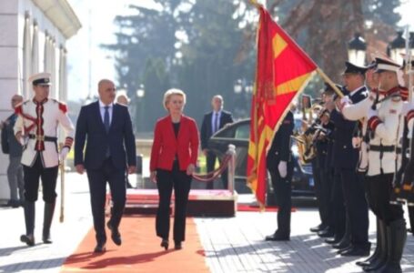 Фон дер Лајен пречекана од Ковачевски пред Владата со највисоки државни почести