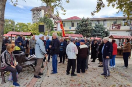 Пензионери од Тиквешко протестираа во Неготино и Кавадарци