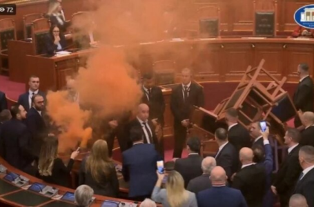 Повторно хаос во албанскиот Парламент