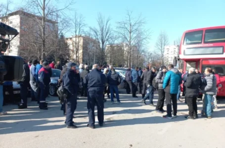 Вработени во ЈСП на протест пред град Скопје, во прекин јавниот градски превоз