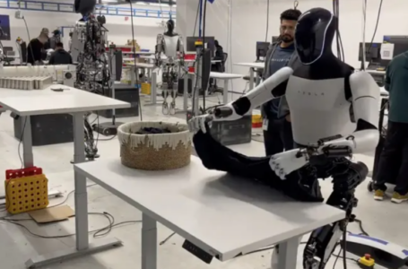 Пере и пегла по дома: Погледнете како хуманоидниот робот на „Тесла“ ги дипли алиштата