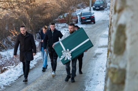 Го донираше телевизорот кој го доби како награда откако на Водици го фати светиот крст!