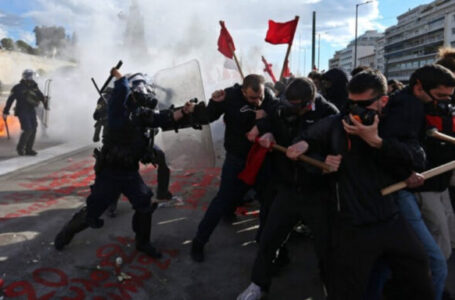 Судири на студентите со полицијата на улиците во Атина, бесни поради новиот закон
