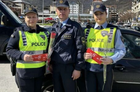 На жените во возилата полицајци во Тетово им делеа едукативни материјали
