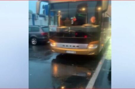 Српската полиција ги блокира косовските автобуси на границата со Хрватска