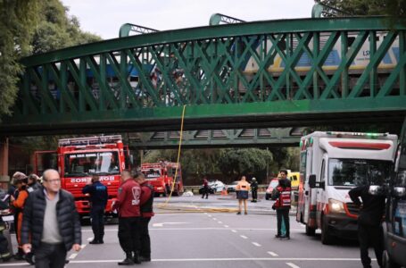 epa11331666 Emergency services arrive the site of an accident after a passenger train and a locomotive collided, in Buenos Aires, Argentina, 10 May 2024. At least 60 people were injured after a passenger train collided with a parked locomotive in Buenos Aires, Chief of Government of Buenos Aires Jorge Macri said in a statement.  EPA-EFE/LUCIANO GONZALEZ