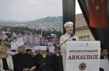 Претседателот на турскиот Дијанет, Али Ербаш, на отворањето на џамијата Арнаудија во Бања Лука