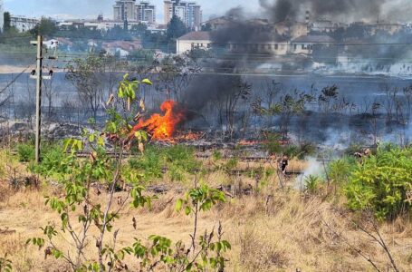 Голем пожар во Кисела Вода, гори блиску до пругата