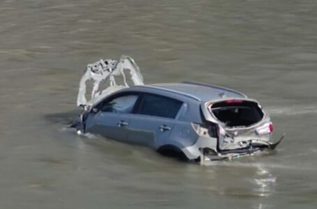 Возило излета во Вардар во центарот на Скопје