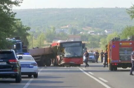 Страшна сообраќајка во Србија, еден загинат и 14 повредени во судир на камион и автобус